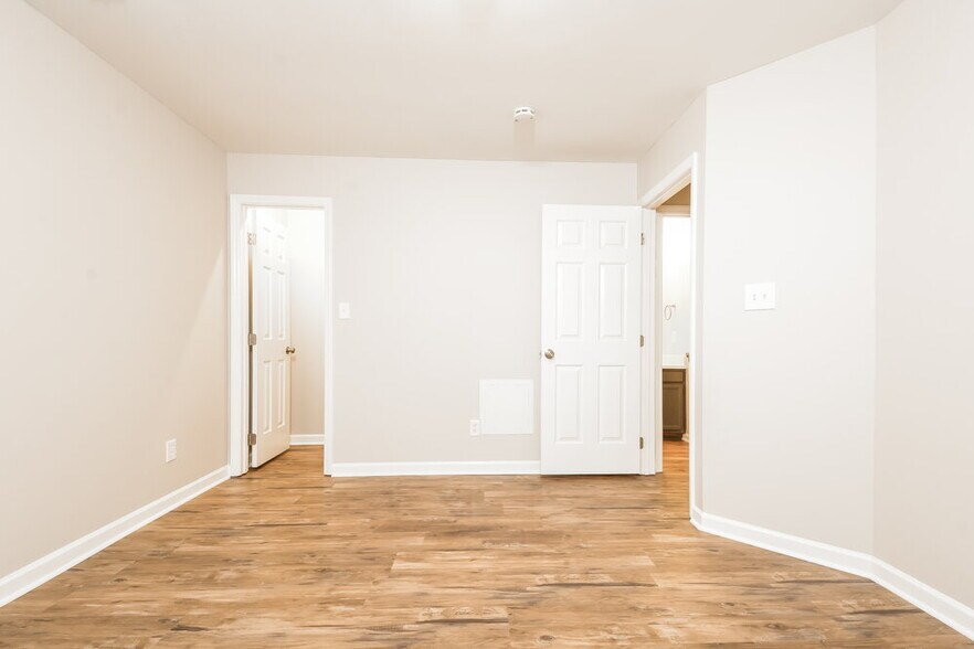 Building Photo - 4504 Aviemore Crescent