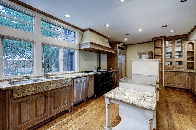 Building Photo - 3020 San Felipe St