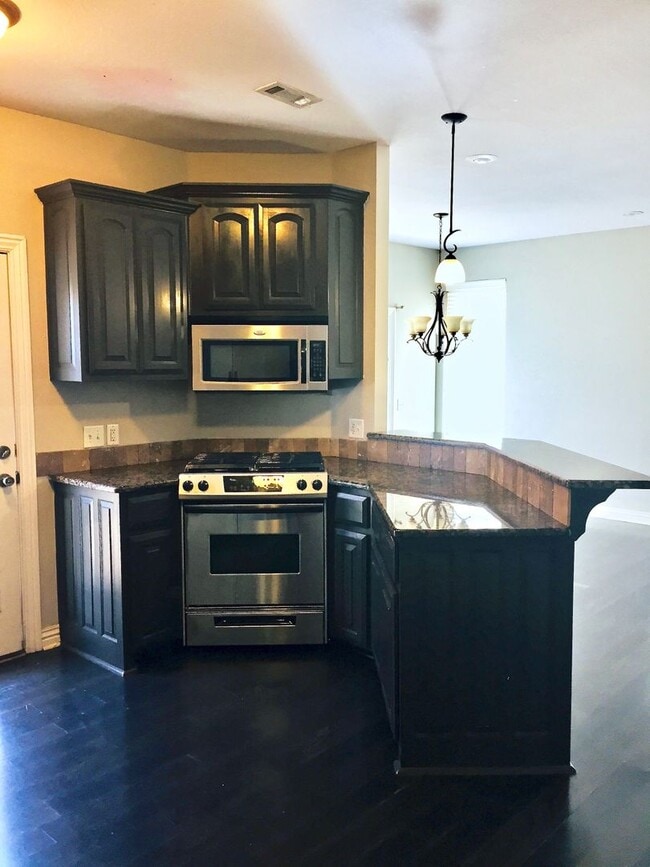 Building Photo - 3 Miles From the UofA!! Beautiful 3 Bedroo...