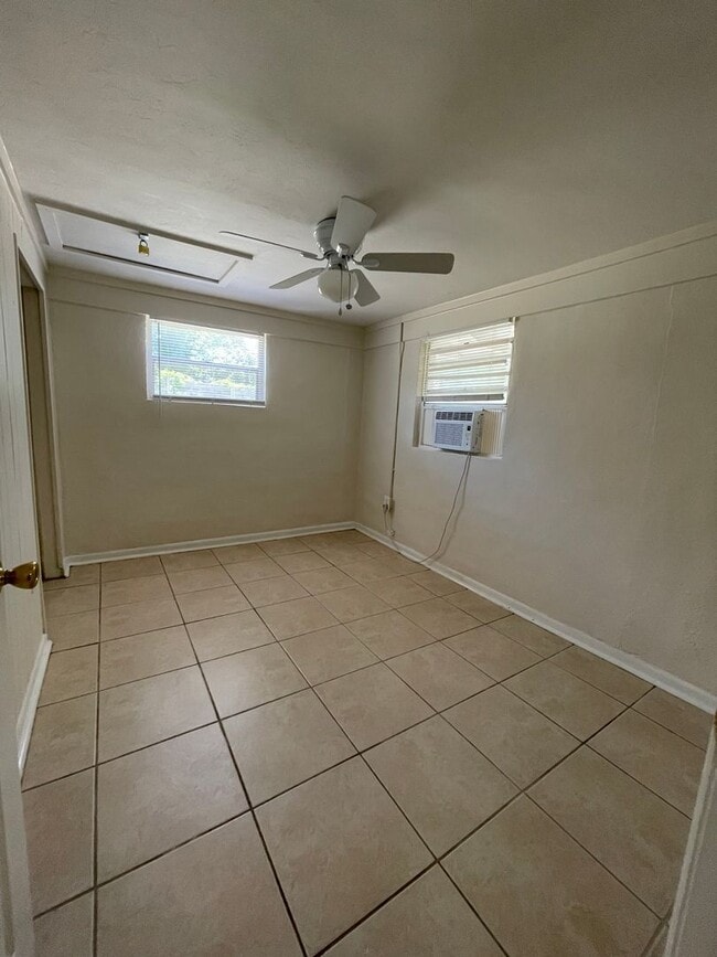 Building Photo - Fall 2026 2/1 Near Norman Hall & Sorority Row Grad Special