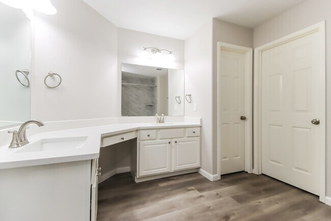 Building Photo - 910 Taylor Ridge Dr