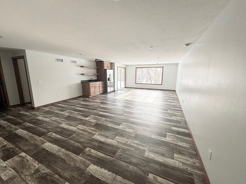 Building Photo - 577 Main St W