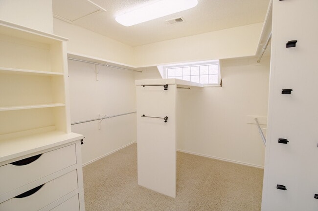 Building Photo - Luxury Living in Preston Manor