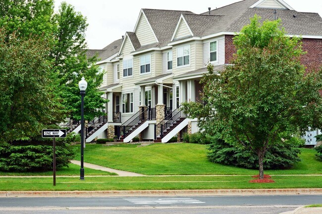 Building Photo - Spacious 4-Bed 3.5-Bath in Blaine - Available 6/10!