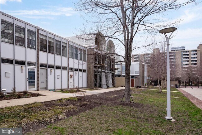 Building Photo - 302 N St SW