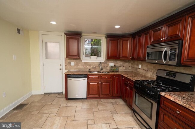Building Photo - 703 Annin St