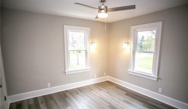 Building Photo - 209 E Hobart Ave