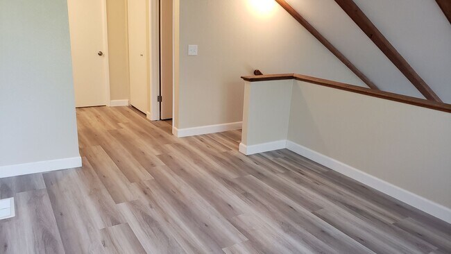 Building Photo - 1465 E Peckham Ln