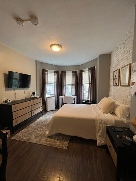 Building Photo - 47 Joy St