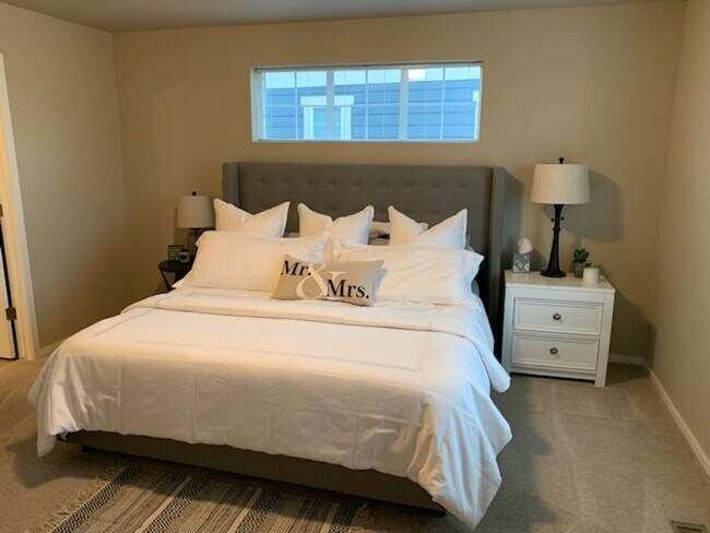 Building Photo - Spacious 3-Bedroom End-Unit Townhome for R...