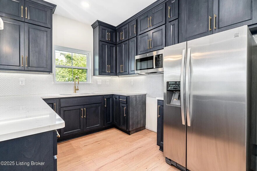 Building Photo - 935 E Madison St