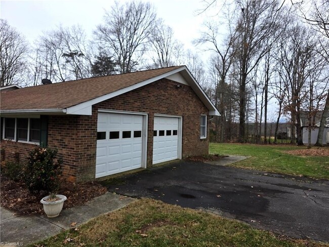 Building Photo - 1085 Brown Rd