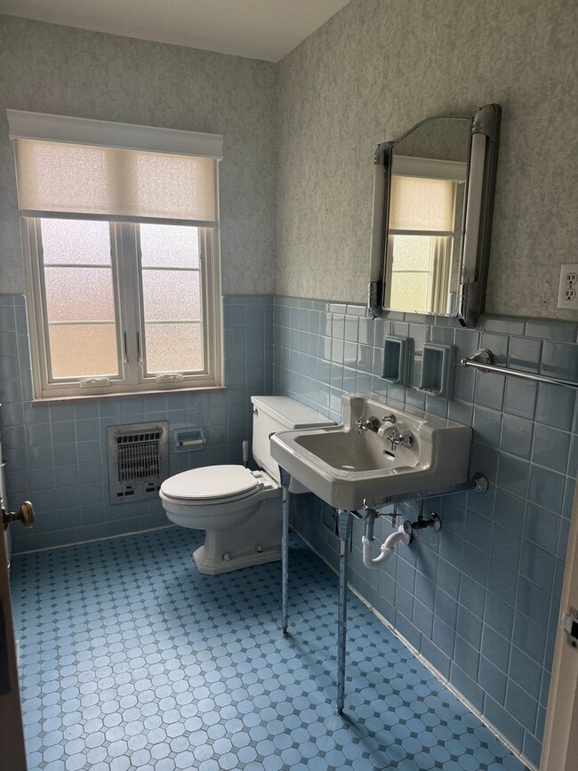 Building Photo - 3 Bedroom 2 Bath Ranch Home - Upper Arlington Schools