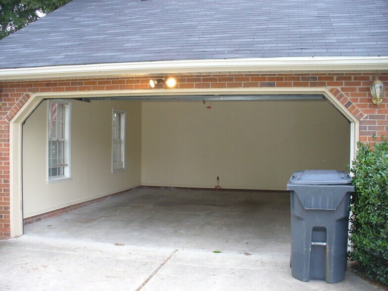 Building Photo - 1013 Pleasant Valley Dr