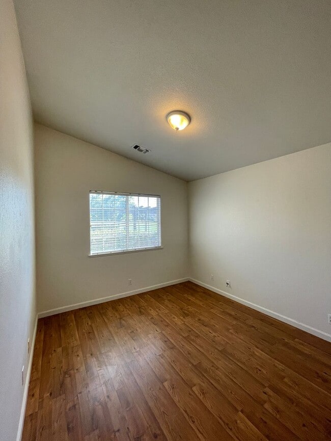 Building Photo - Beautiful 3 Bedroom 2 Bath Single Family H...