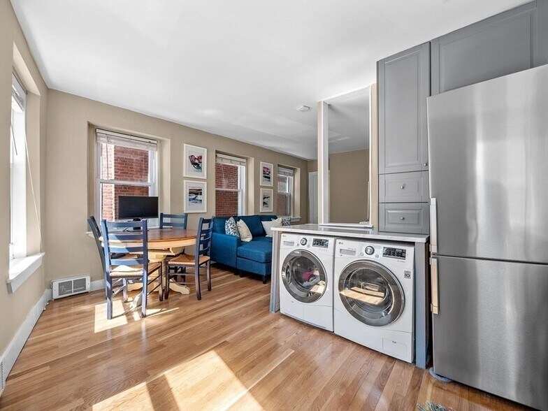 Building Photo - 19 Charter St