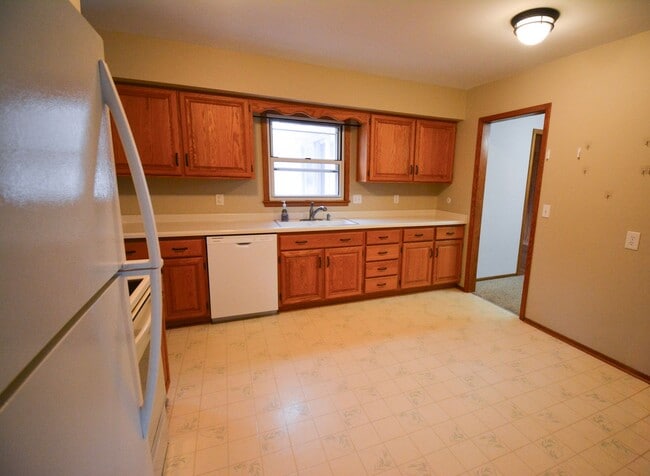 Building Photo - Absolutely pristine, unique multi-level floor plan