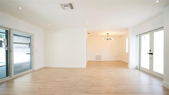Building Photo - 15340 SW 85th Ave