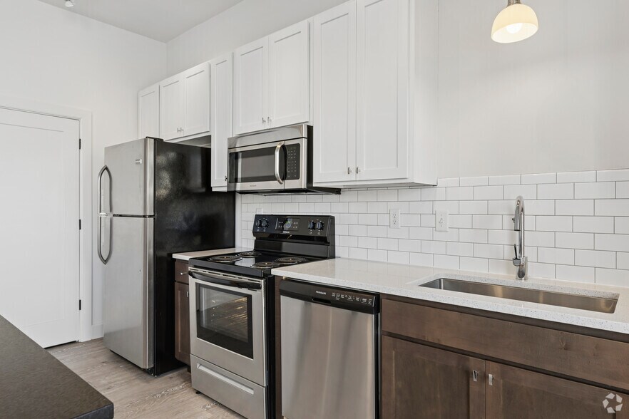 1BR, 1BA - 646SF - Kitchen - Peake