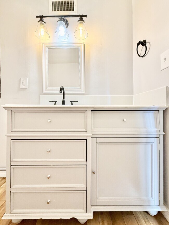 Building Photo - 713 Smith St