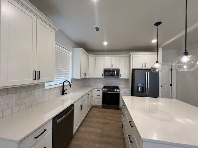 Building Photo - Jaw dropping Desert Color home!
