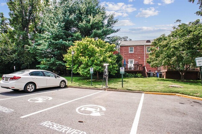 Building Photo - Great 2BR 2BA in Kenwood Forest Community in Downtown Bethesda