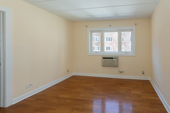 Building Photo - 1633 River St