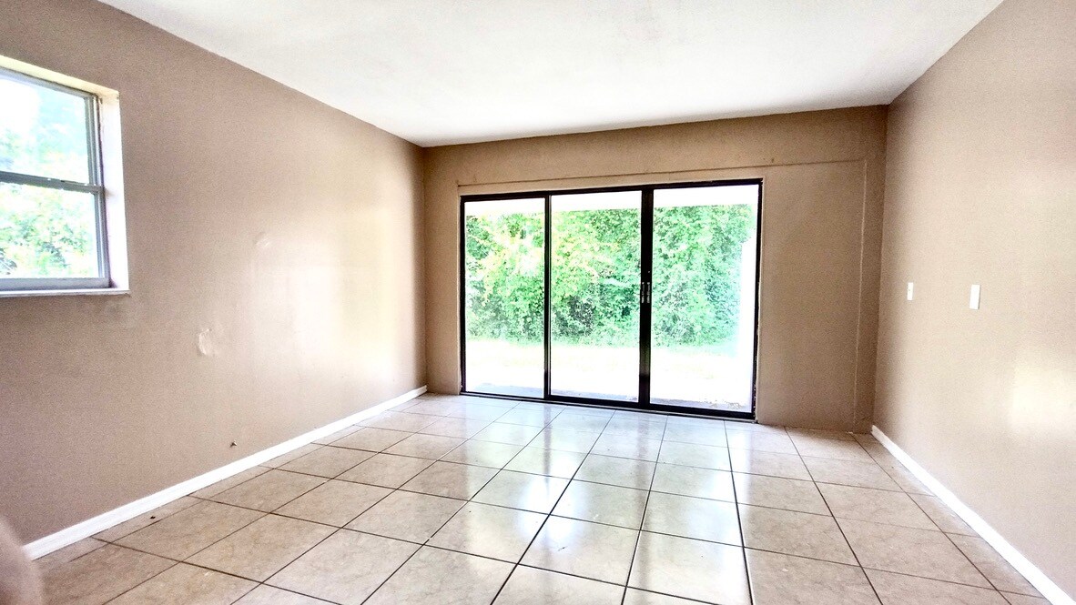 Building Photo - 1348 W Evans Cir