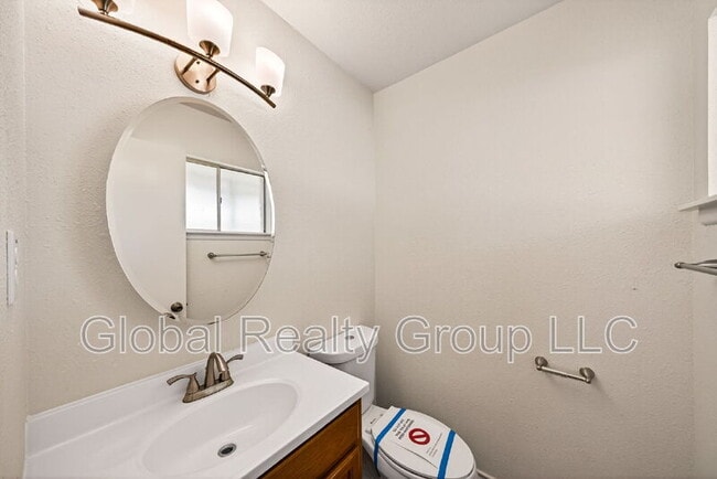 Building Photo - 517 Oak Dr