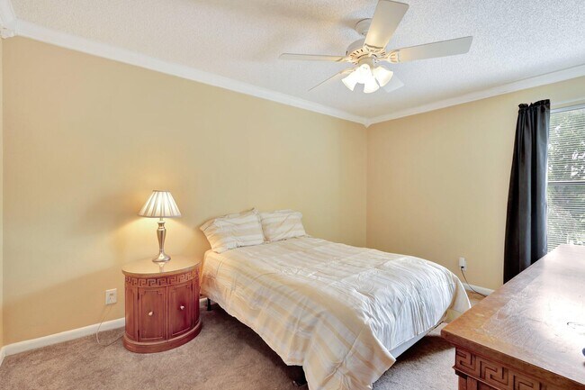 Building Photo - 1558 Shaker Cir