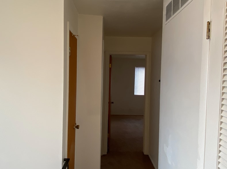 Building Photo - 261 E 200 N