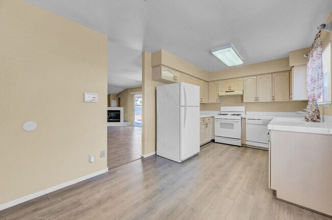 Building Photo - N Las Vegas Single Family Home - New Paint and LVP Flooring