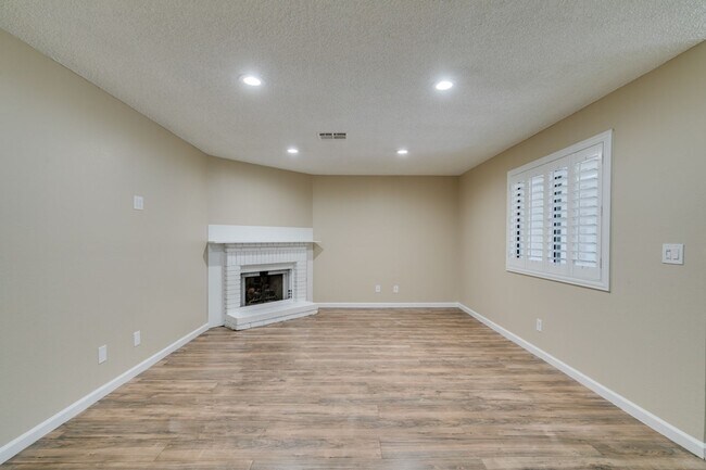 Building Photo - GORGEOUS 2 BEDROOMS CONDO*JUST COMPLETED UPGRADES*SOUTHWEST AREA*COMMUNITY AMENITIES*