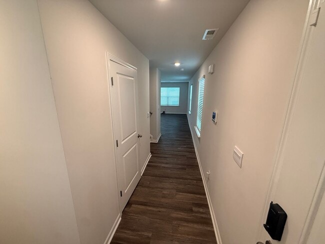 Building Photo - Like New, Upgraded townhome!