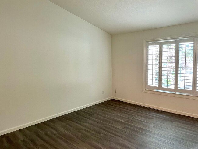 Building Photo - Spacious Remodeled Condo in desireable Com...