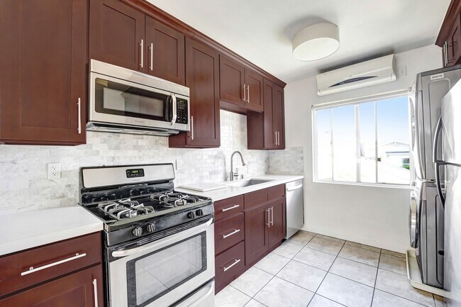 Building Photo - 2 bed / 1 bath apartment in Echo Park is now available - Parking and in-unit laundry!