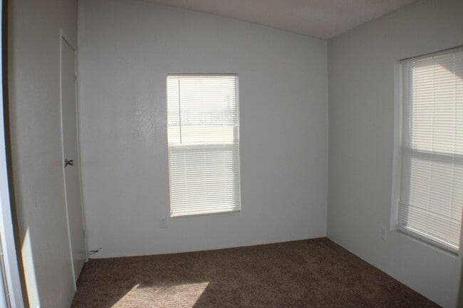 Building Photo - Spacious 3-Bed, 2-Bath Mobile Home in California City – Convenient & Cozy!