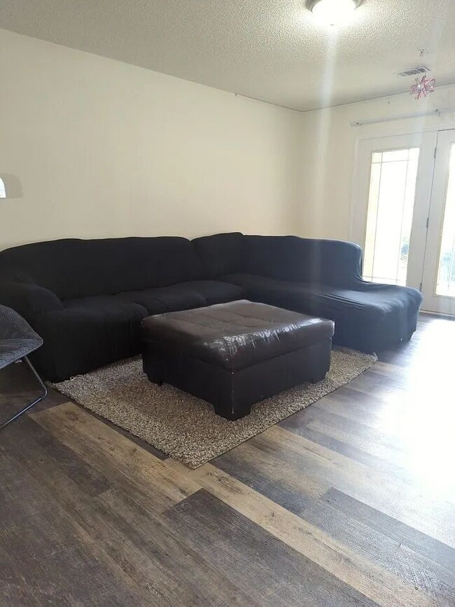 Building Photo - Single Room w/ Private Bathroom in Hart's Cove