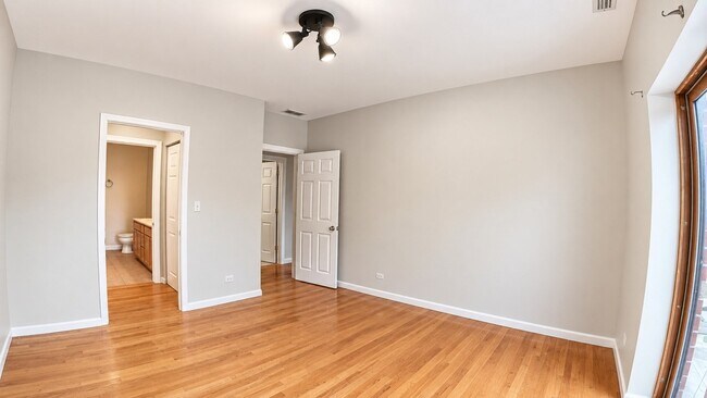 Building Photo - 6005 N Kimball Ave