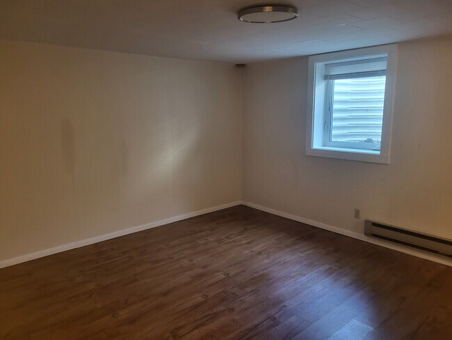 MIL Unit bedroom - 1704 N Stone St