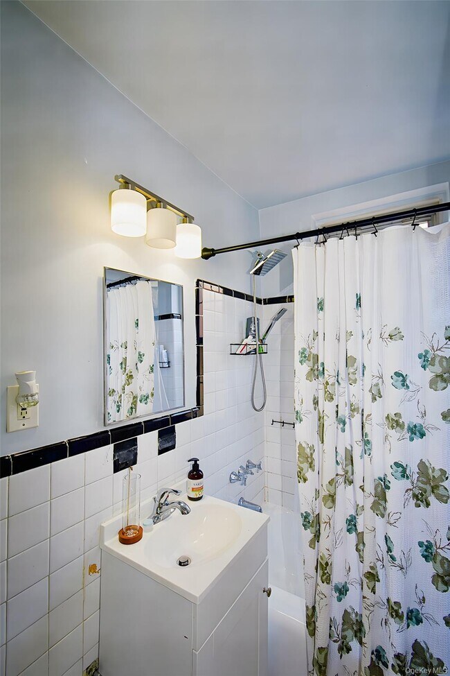 Building Photo - 770 Bronx River Rd