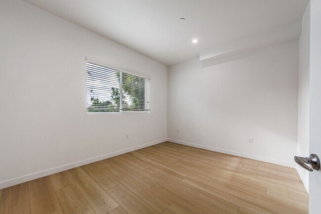 Building Photo - 11841 Runnymede St