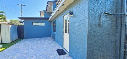 Building Photo - 3684 Pinehurst Dr