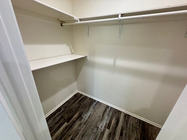 Building Photo - 5382 Circle Dr