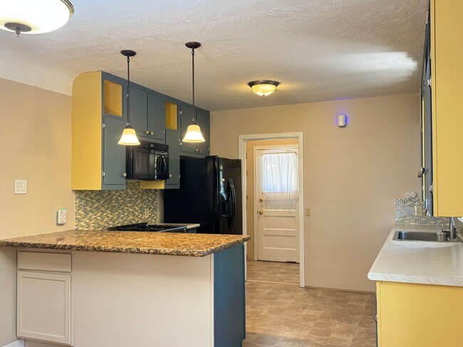 Building Photo - North Campus Gem!