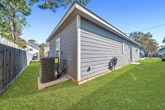 Building Photo - MOVE IN READY - Like NEW built in 2023, this 3 bedroom, 2  bath quaint home provides comfort and ...