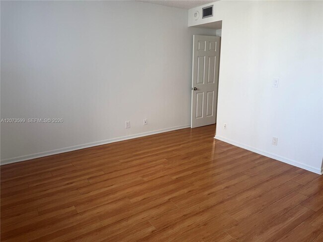 Building Photo - 4200 Hillcrest Dr