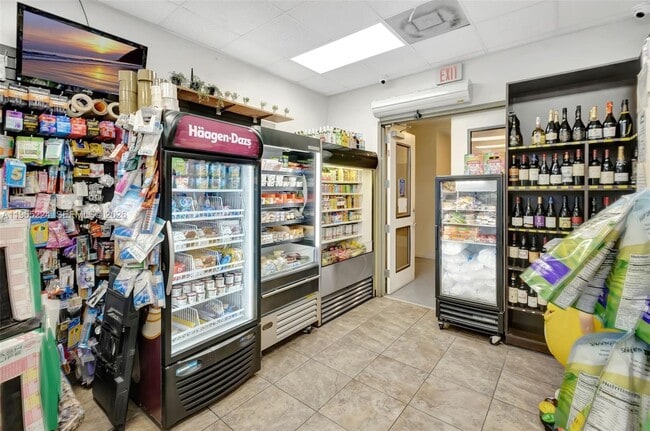 Building Photo - 1900 N Bayshore Dr