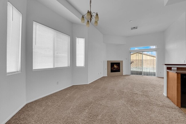 Building Photo - Beautiful 3/2 home! Corner lot in gated community!!