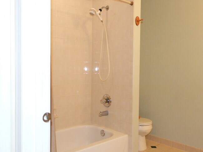 Building Photo - 12 Roxiticus Ct